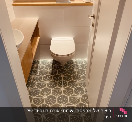 חדר שירותים עם רצפת אריחים מעוצבת ומדפים מעץ